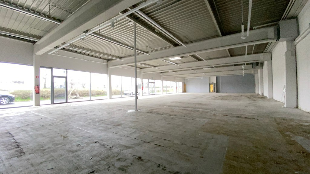 Baanwinkel te huur in de Puitvoetstraat in Sint-Niklaas