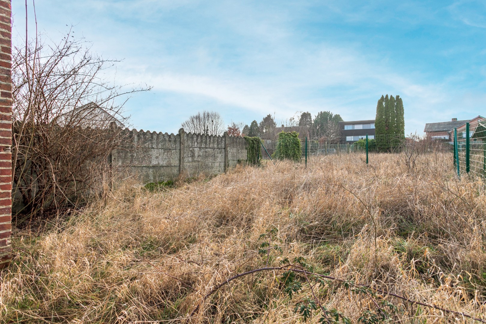 Kraktervolle woning met veel potentieel, 2 autostaanplaatsen en tuin te Dworp 