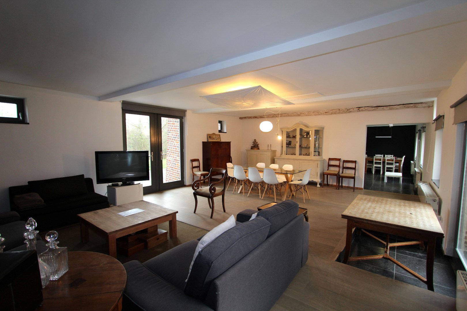 RUIME WONING VAN 390 m² MET GROTE TUIN EN ZWEMBAD 