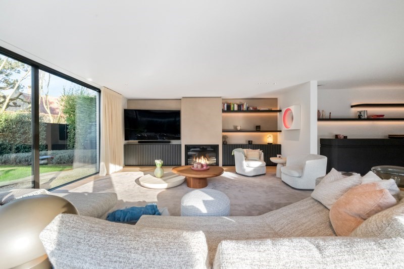 Magnifique villa jumelée récemment rénovée, située au calme entre le centre de Knokke et Le Zoute, avec une parfaite orientation Sud-Ouest. 