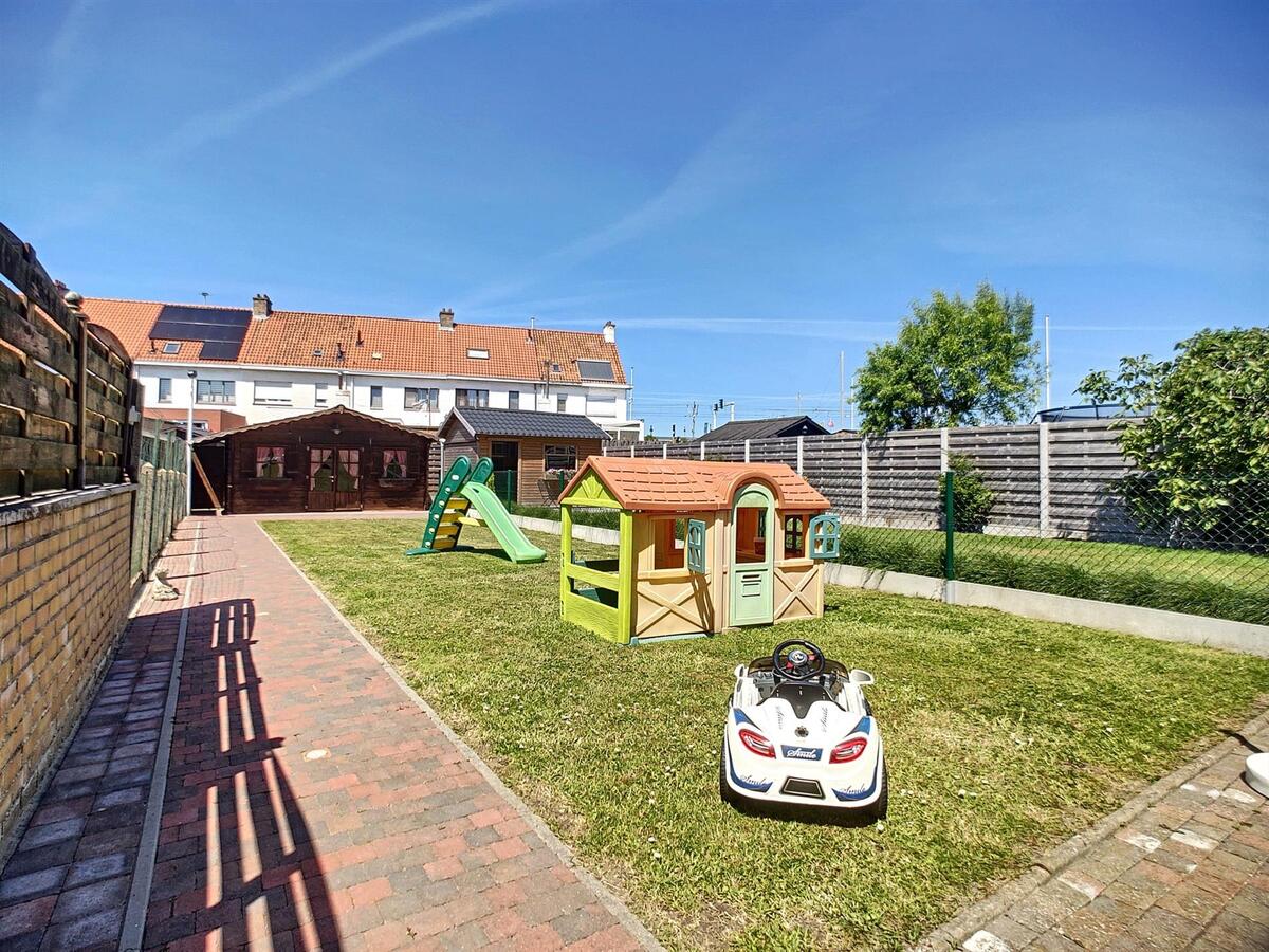 Volumineuze, gerenoveerde gezinswoning met tuin en garage - Zeebrugge 