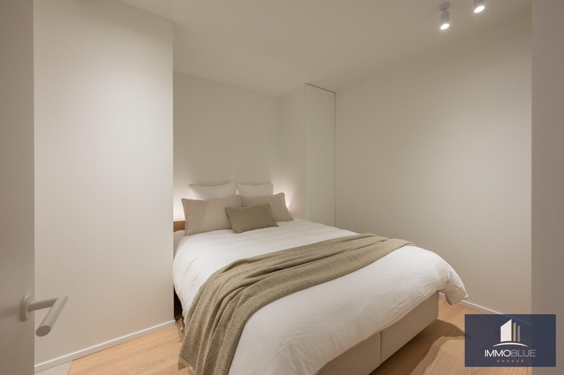 Appartement lumineux, entièrement rénové, avec trois chambres et une largeur de façade d’environ 5,5 mètres, idéalement situé à proximité de l’avenue Dumortier. 