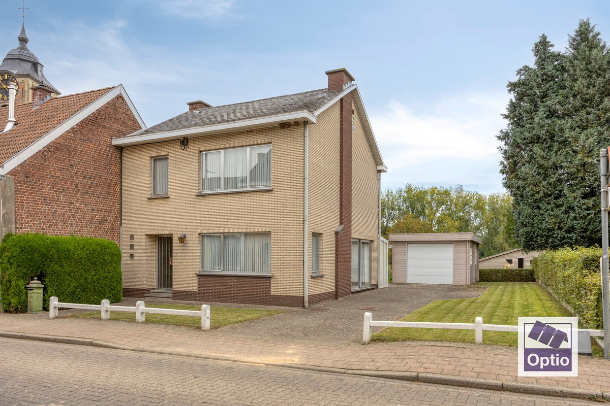 Halfopen bebouwing met 3 ruime slaapkamers. 