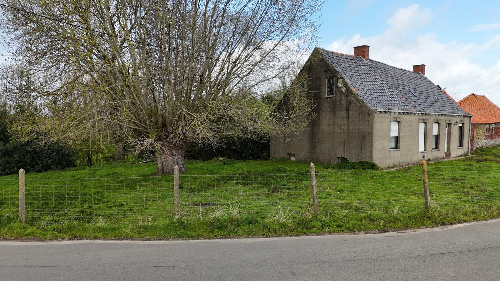 Rustig gelegen alleenstaande woning met loods en schuur te Kortemark 
