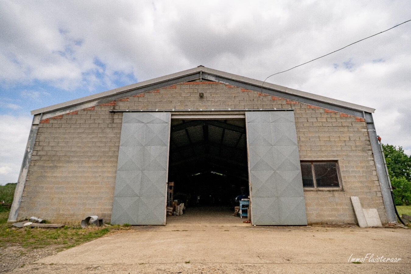 Landelijk gelegen bedrijfswoning met diverse bijgebouwen op ca. 3,5 ha te Bekkevoort (Vlaams-Brabant) 