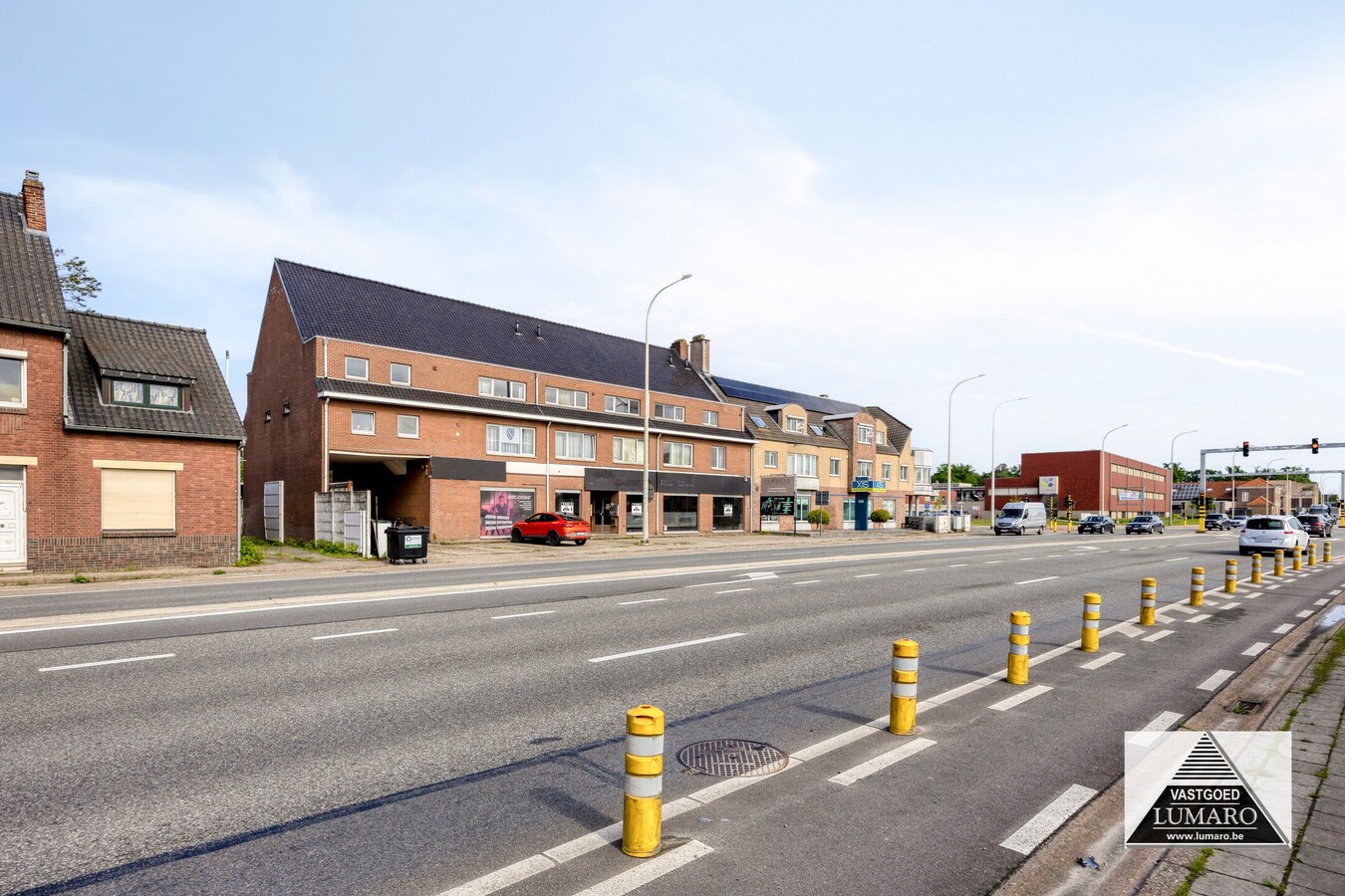COMMERCIEEL  gelegen handelsgelijkvloers met privé parking 