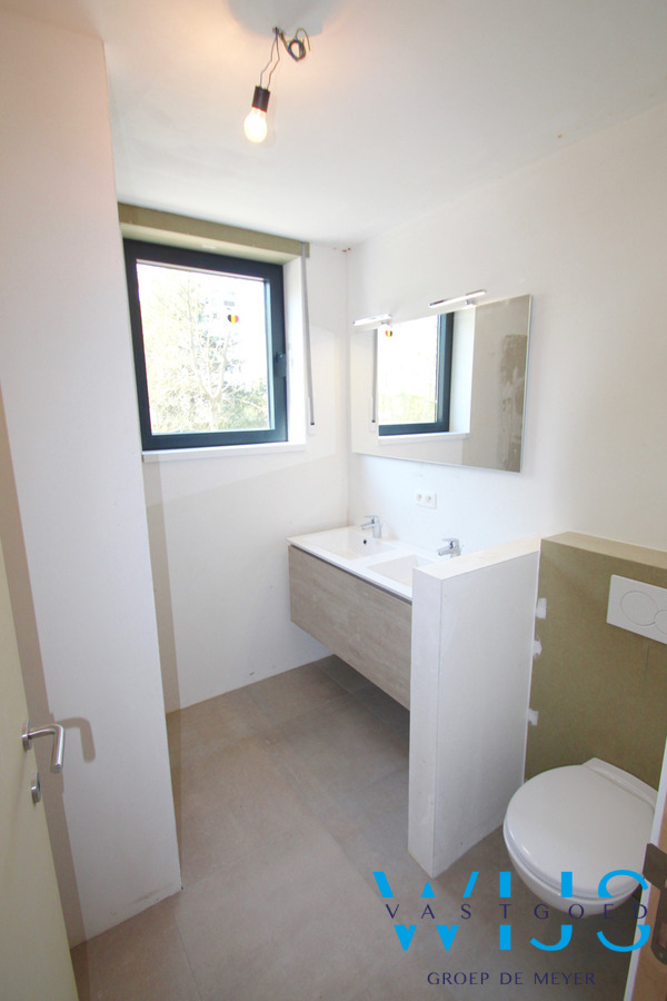 Compleet van A tot Z vernieuwd woonhuis te KLUIZEN /WIPPELGEM 