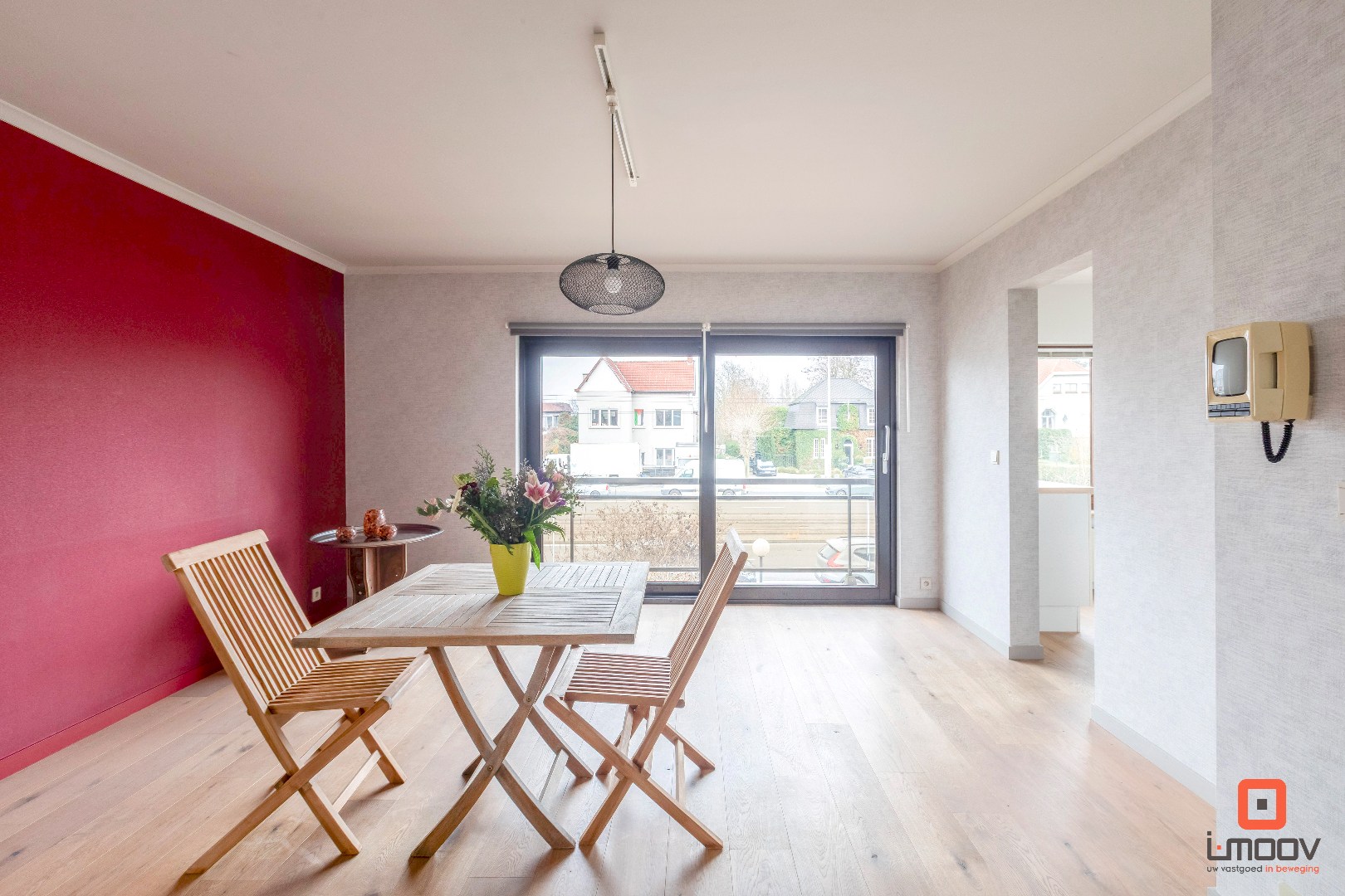 Instapklaar twee-slaapkamerappartement met zonnig terras op sterke locatie in Gentbrugge 