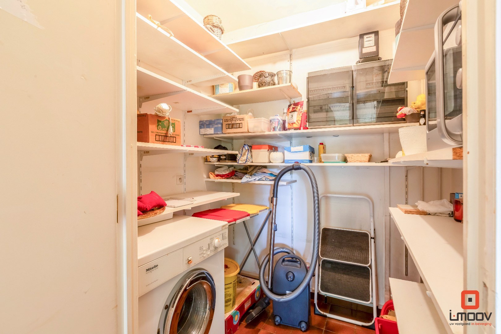 Instapklaar tweeslaapkamer appartement met garagebox in het groen 