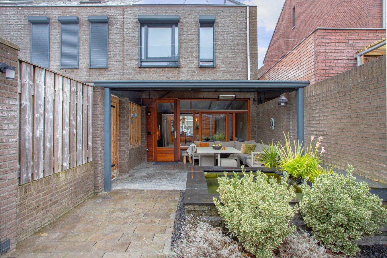 Instapklare geschakelde woning uit 2006 met centrale ligging! 