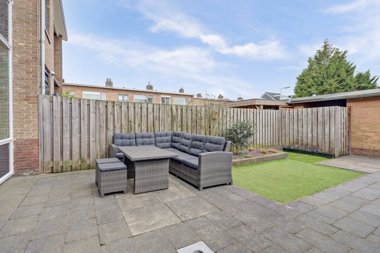 Lichte 4-kamer tussenwoning met eigen garage, 3 slaapkamers, onderhoudsvriendelijke tuin met berging en gelegen op eigen grond! 