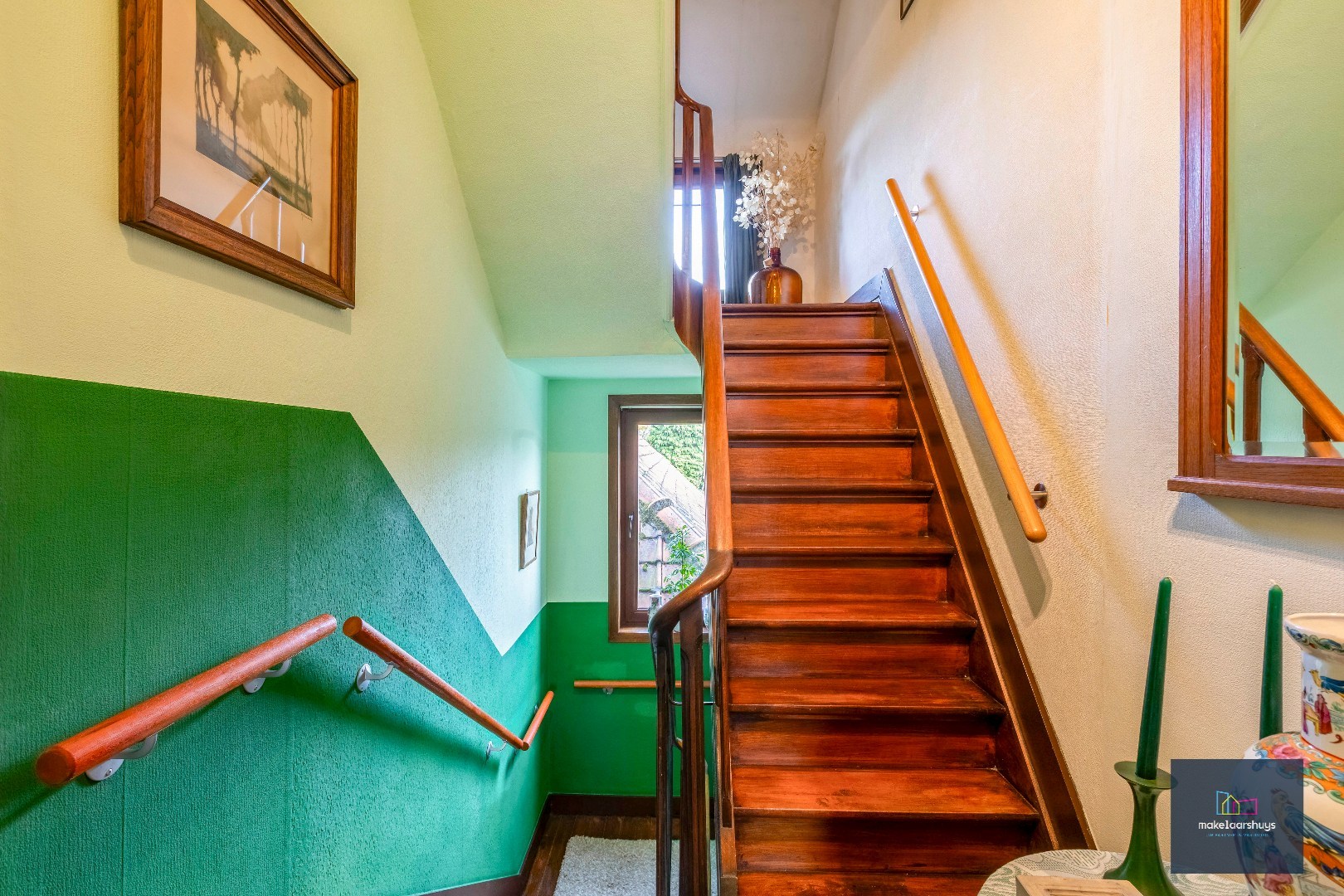 Verzorgde halfopen bebouwing met grote tuin en carport 