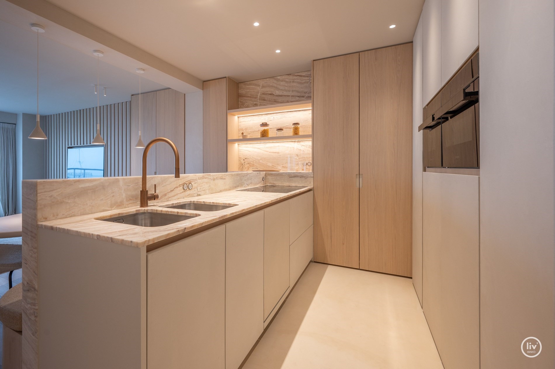 Appartement magnifiquement rénové avec vue frontale sur la mer situé sur la place de la tour de lumière à Knokke. 