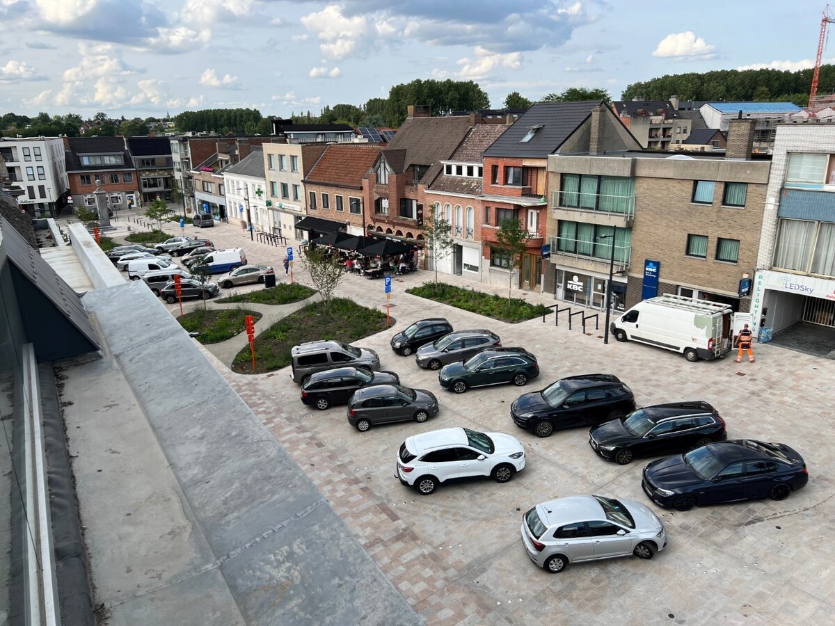 Uniek appartement (2 SUPER terrassen) op de Gaverse Markt !   LOFT-gevoel (hoogte : 3 m). 