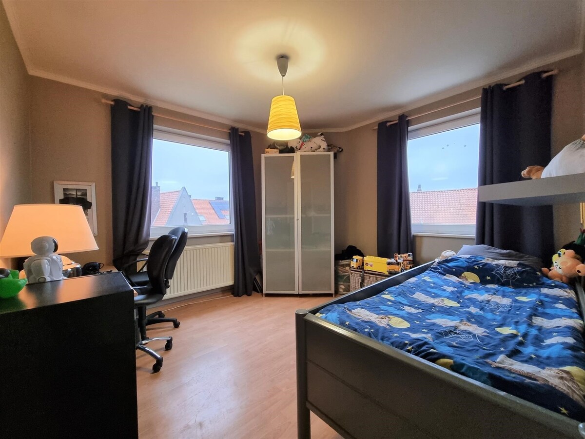 Op te knappen, zeer ruime hoekwoning met oprit - Heist 