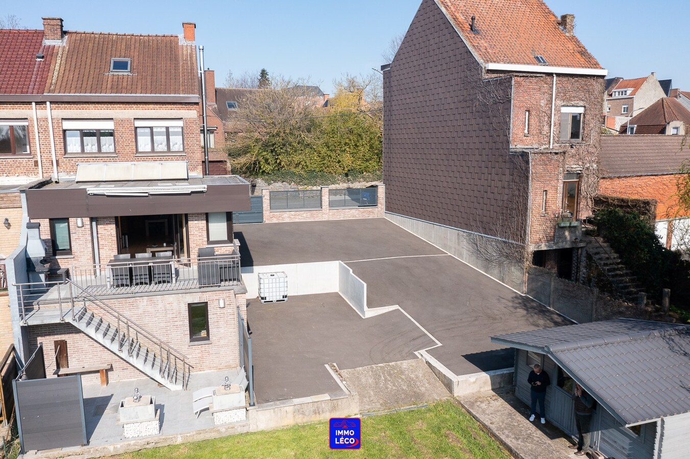 3 façades érigée sur 875m² avec terrain à bâtir, parking privé, double garage. 