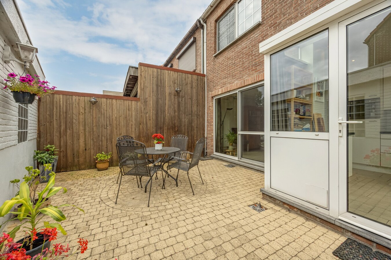 HOB met 3 slpk, garage en tuin nabij Schoten centrum! 