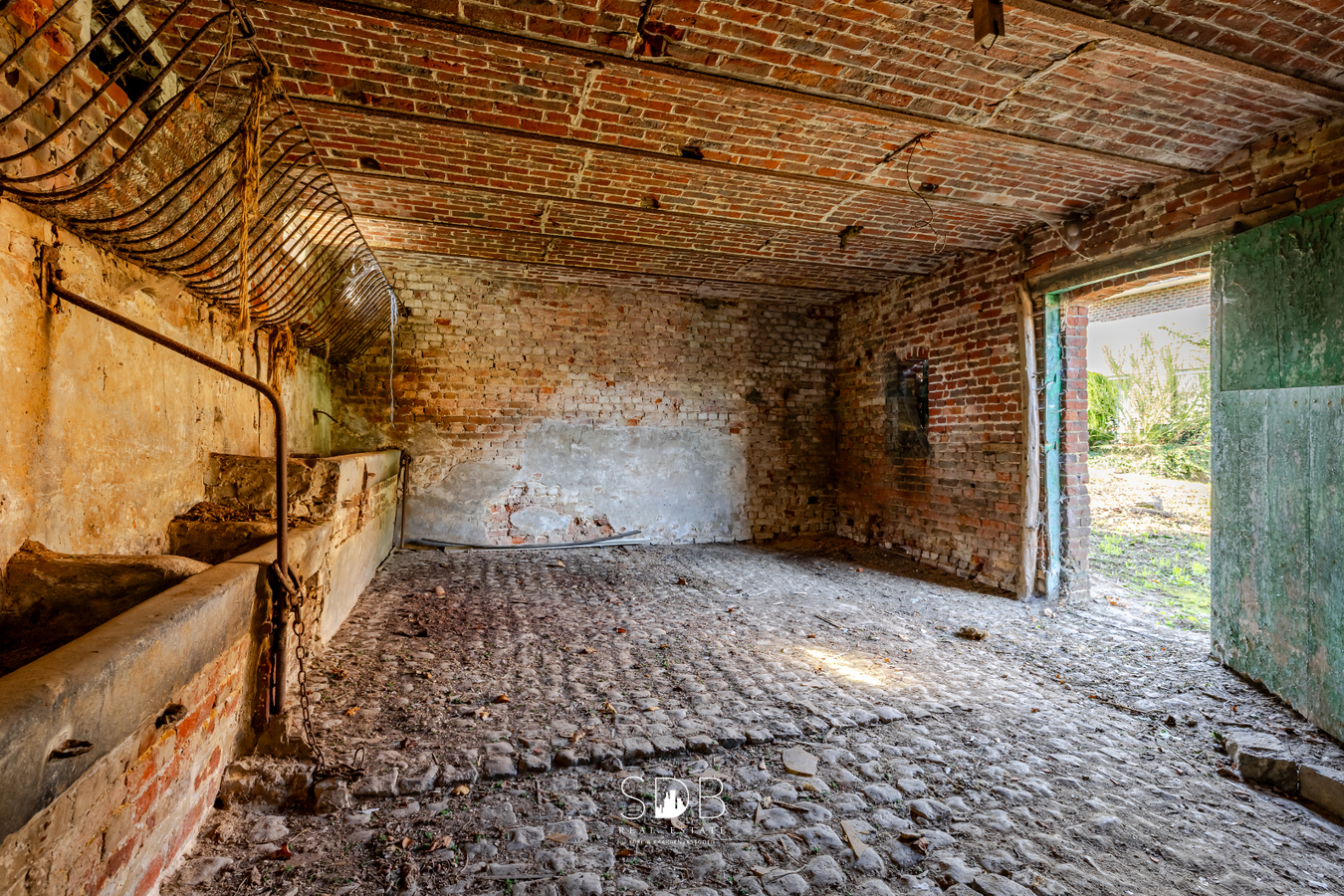 Landelijke hoeve met bijgebouwen en aanpalende graslanden op 14.677m² 