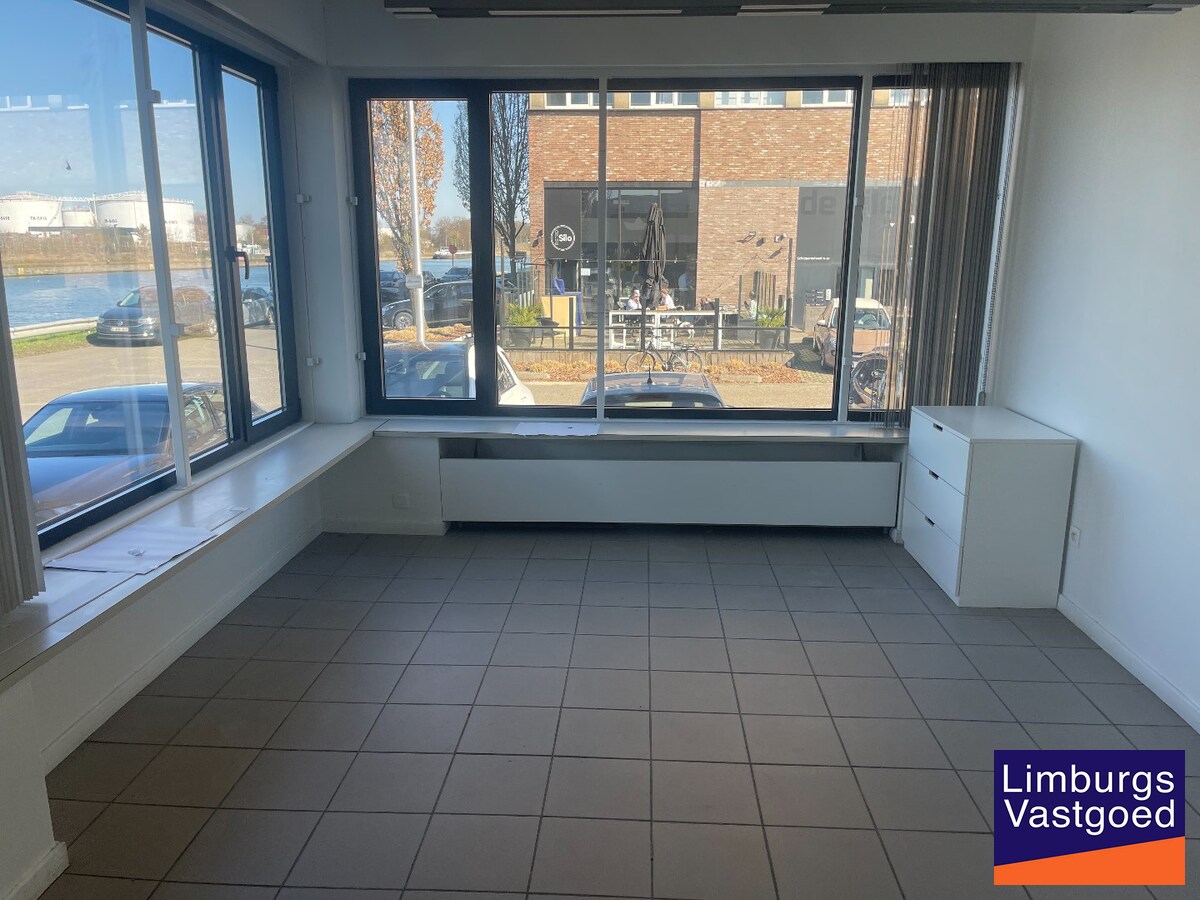 Industriële multifunctionele bedrijfsruimte van 1500m² in Hasselt met 2080 m² perceeloppervlakte en 50.00 parkeerplaatsen 