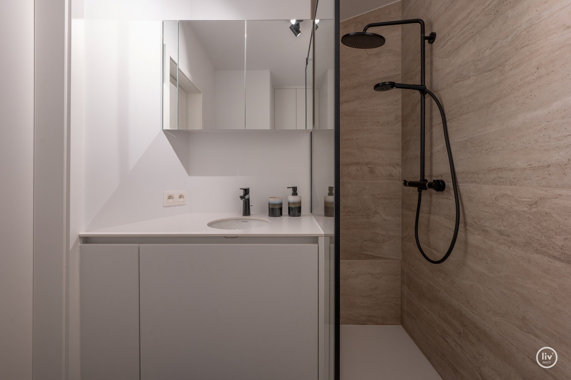Prachtig gerenoveerd 2 slaapkamer-appartement gelegen te Leopoldlaan te Knokke met balkon. 