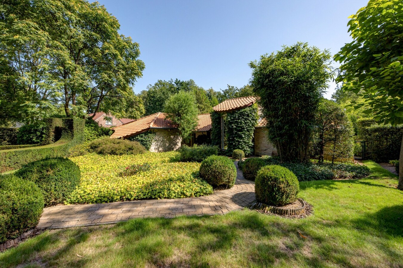 Vlassak-Verhulst villa in Spaanse stijl op een Zuid-perceel van 1.883 m² te Schilde - 's Gravenwezel "Hof ter Linden" 