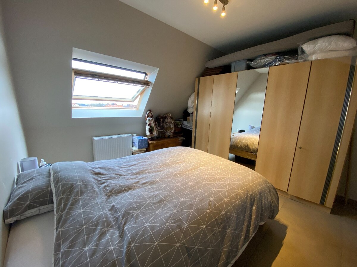 In het centrum gelegen dakappartement met 2 zonneterrassen te Koekelare 