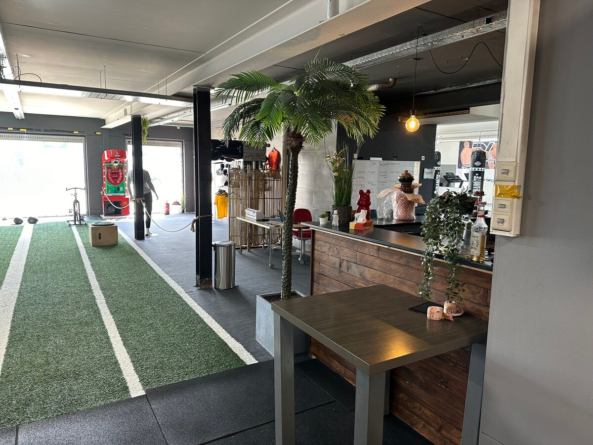 Handelsgelijkvloers met 2 winkels, kantoren, parking 