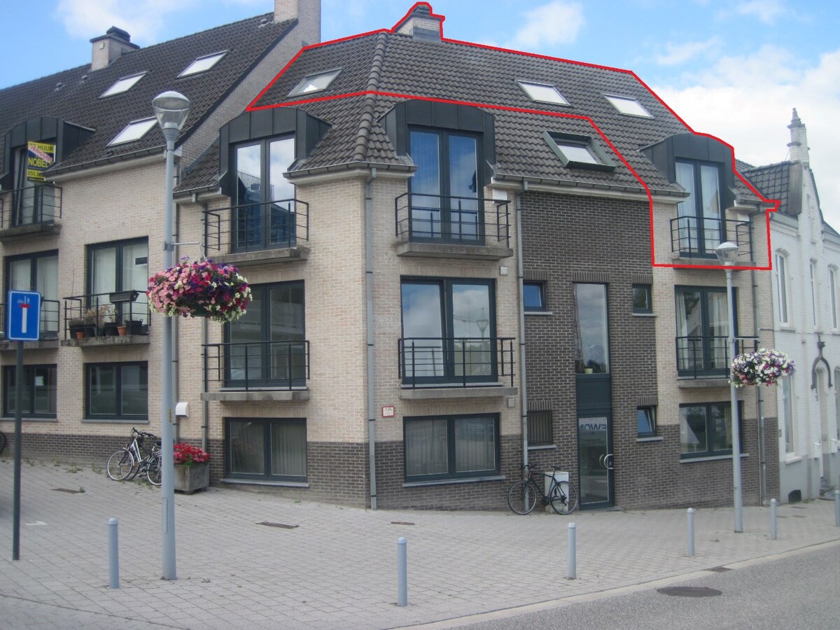 Uitstekend gelegen duplex appartement. Geen vaste kosten ! 