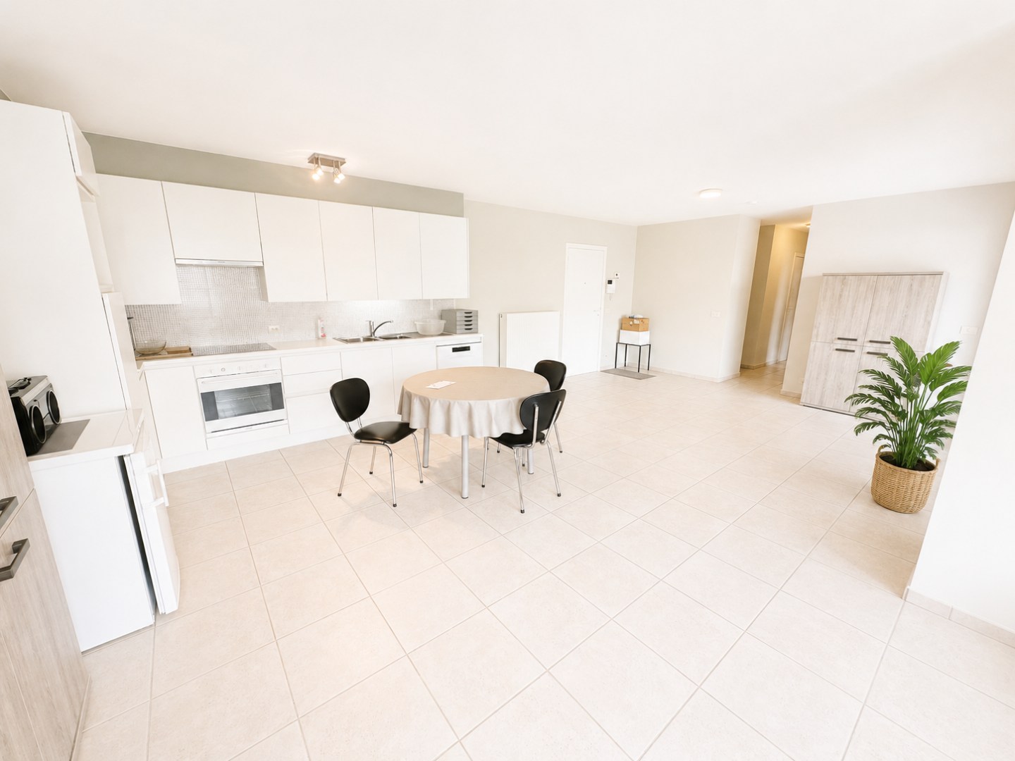Lichtrijk en gunstig gelegen appartement met 2 slpk, terras en garage, Torhout 