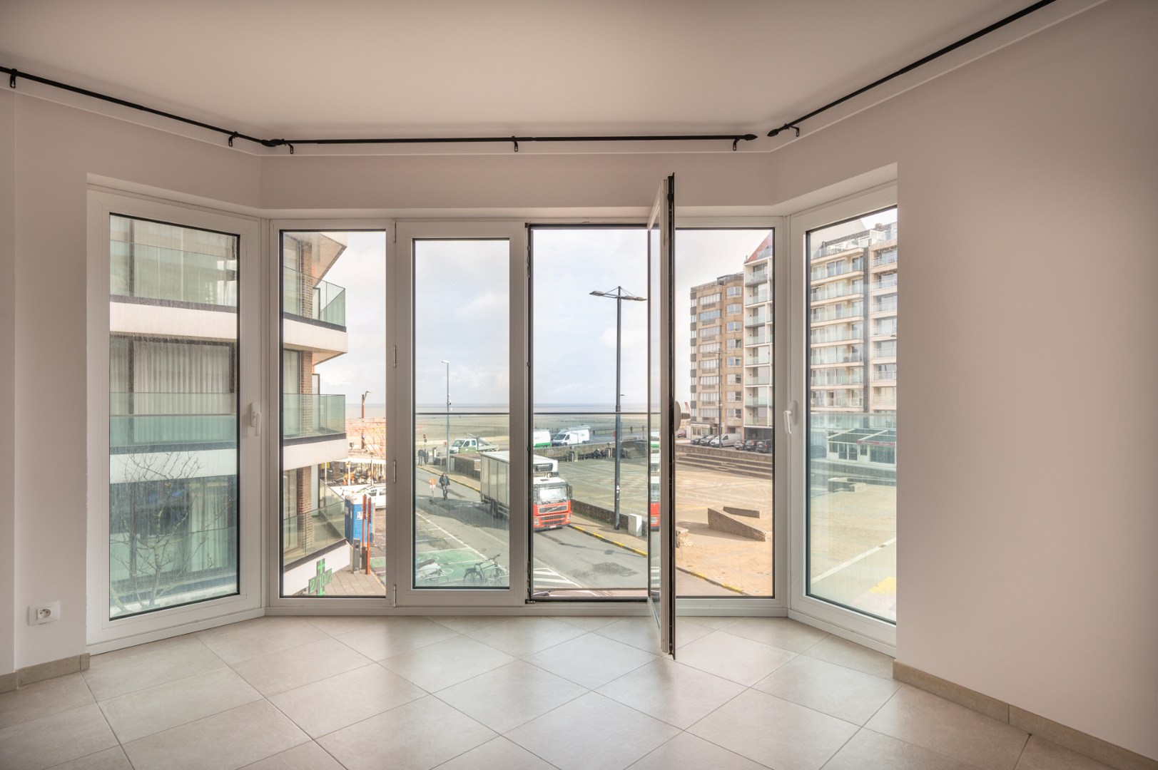 Hoekappartement met 2 slaapkamers en mooi zeezicht 