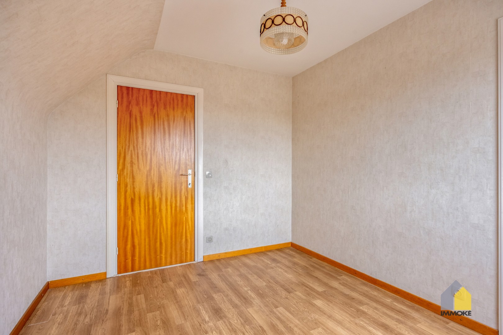 Neeroeteren: Op te frissen, vrijstaande woning op 8 a 26 ca met 5 slpks. 