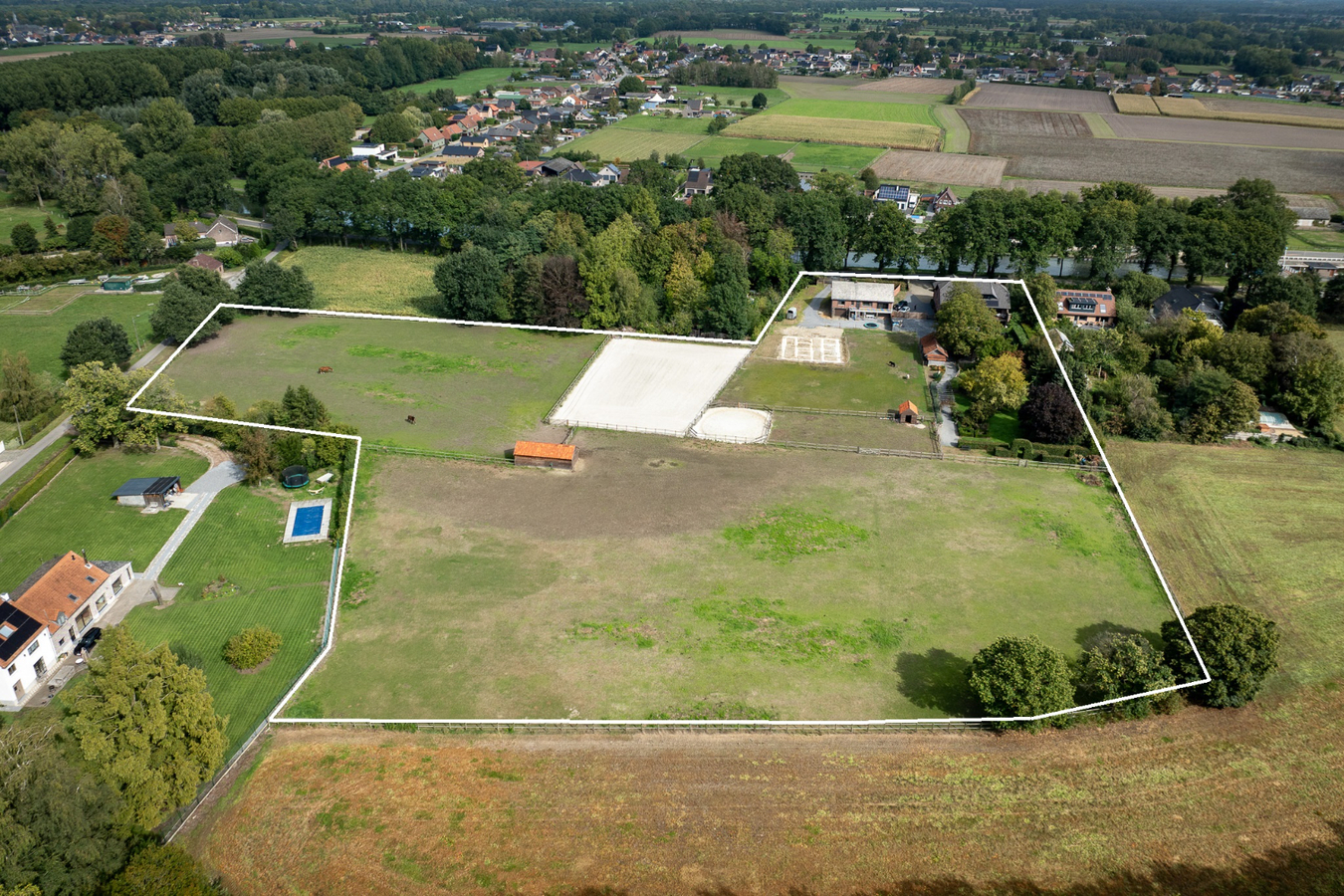 Zeer ruim (+/-550m²!) landhuis + gezellige woning met buitenpiste, paddock en weides op ca. 2ha met vergunning stalgebouw 200m² 