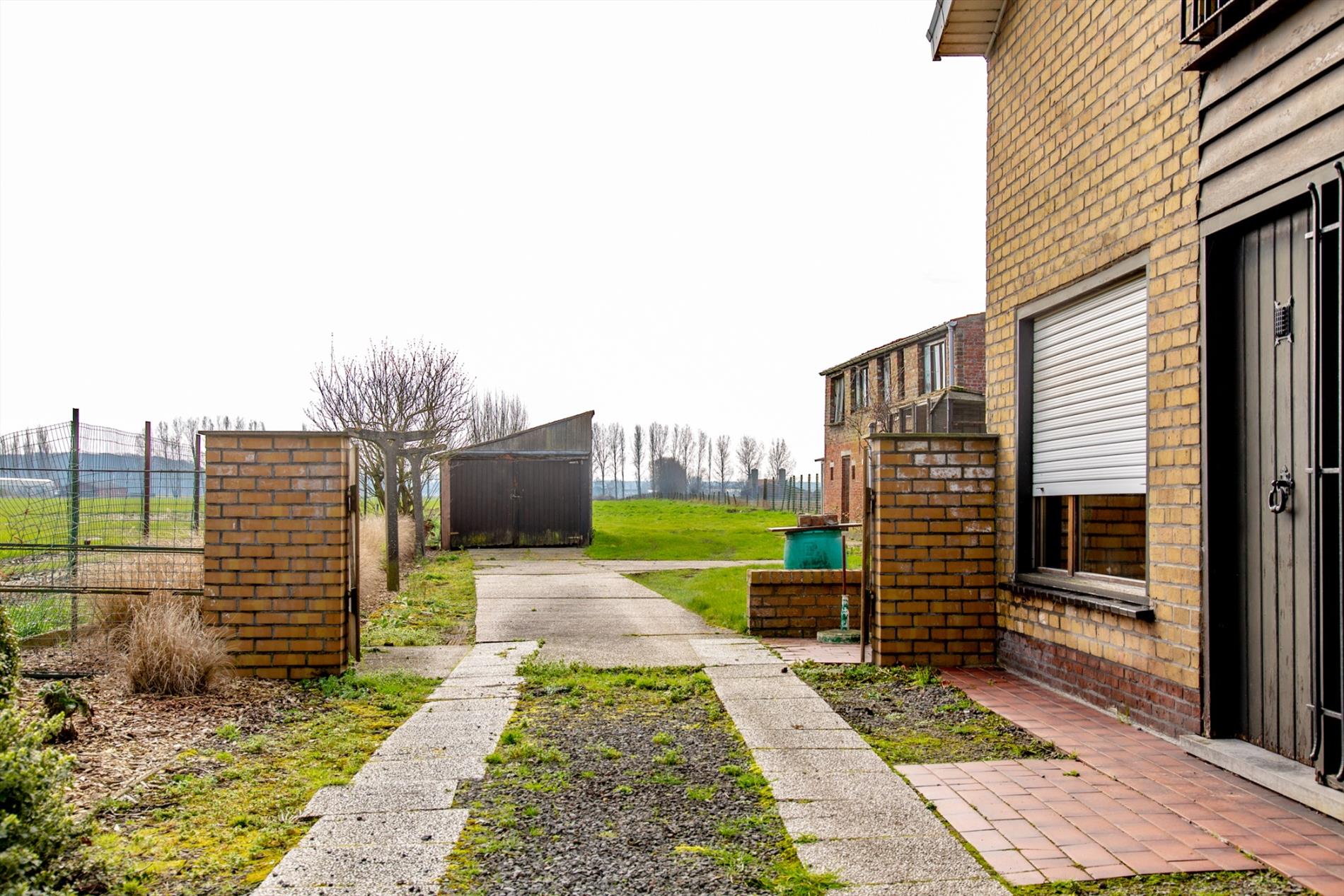 Te renoveren / herop te bouwen woning op 4.543 m² landelijk gelegen te Moerkerke 