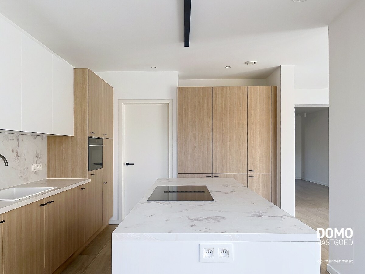 Instapklare totaalrenovatie met luxueuze afwerking, 4 slaapkamers en zuidgerichte tuin 