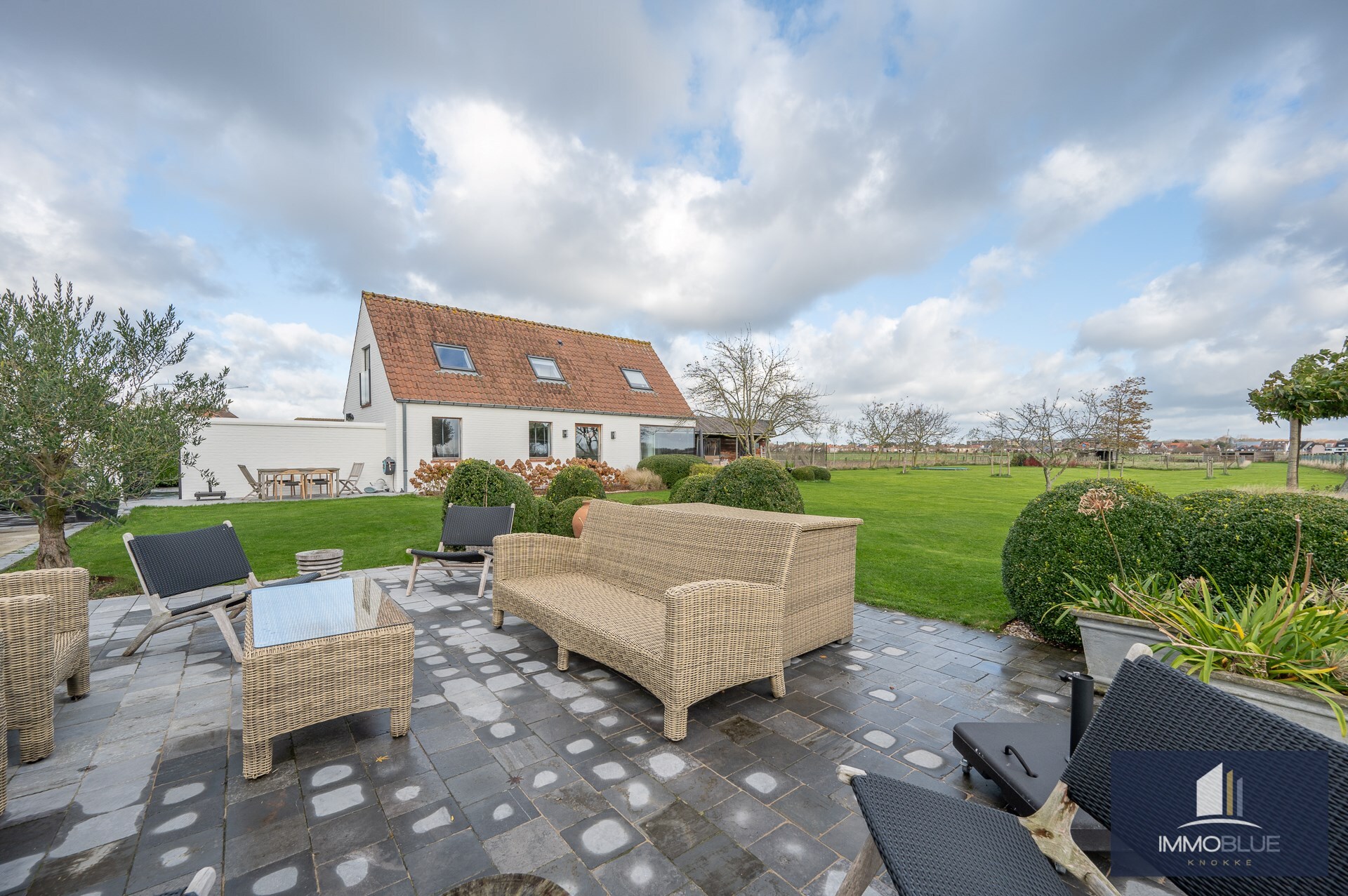 Charmante hoeve met volledig ingericht atelier gelegen op een perceel van ongeveer 5.500 m². 