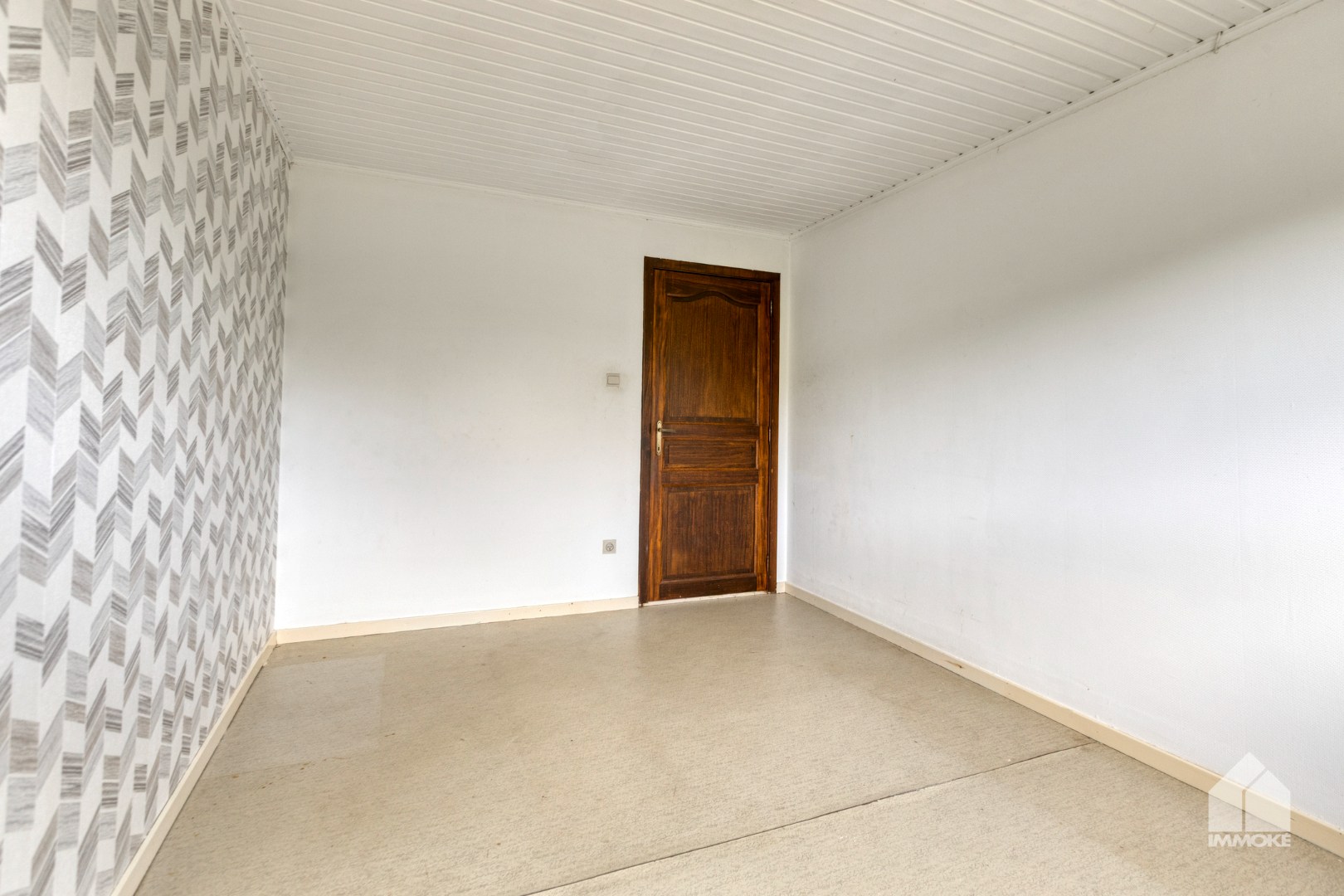 Te renoveren woning op 8a 40ca met 3 slpk en vrijstaande garage. 