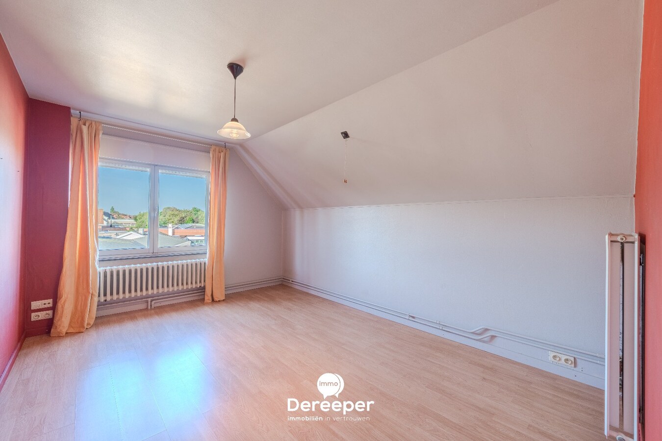 Op te frissen halfopen bel-etagewoning met tuin, garage en 4 slaapkamers 
