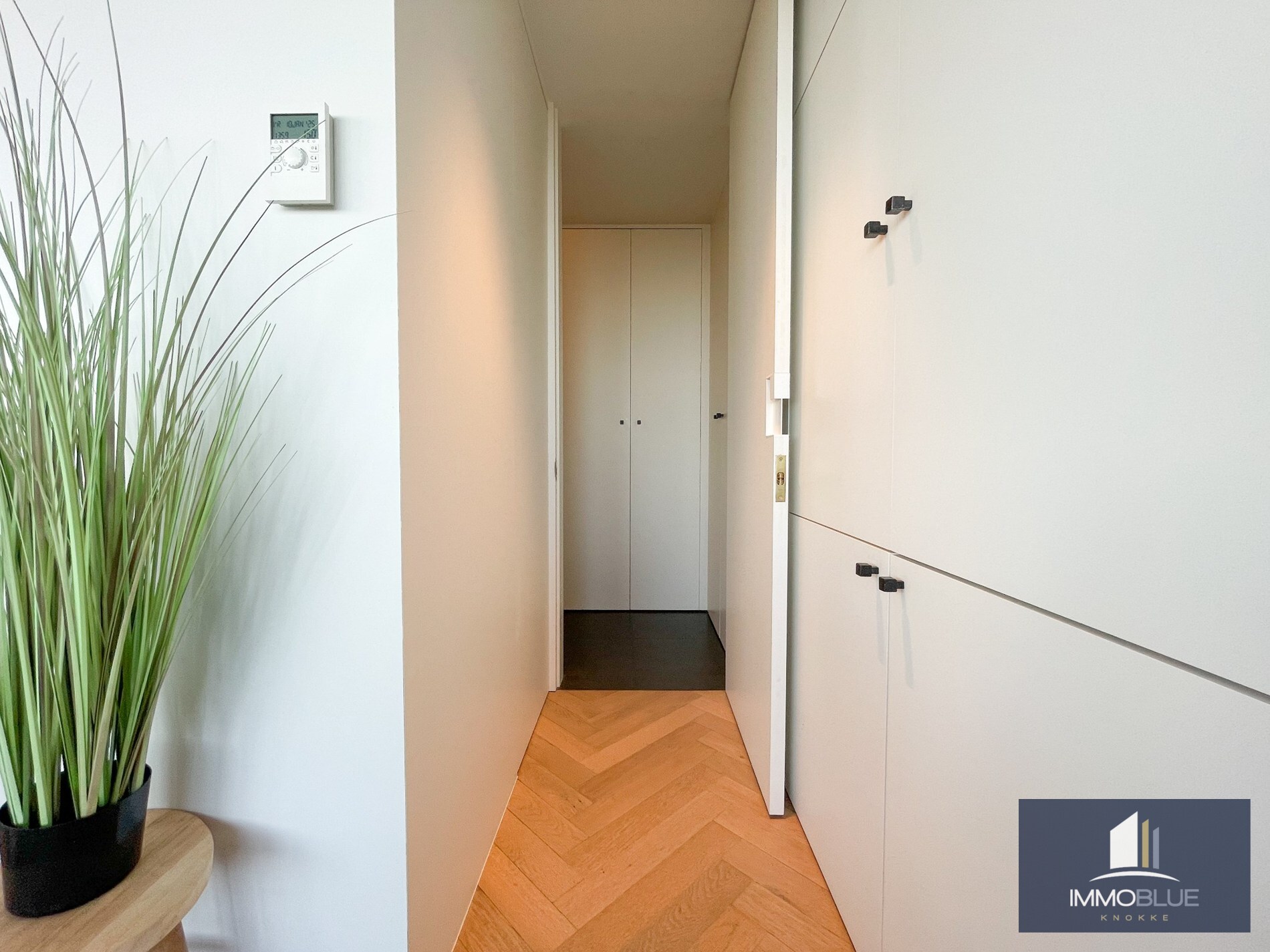 Uitzonderlijk, luxueus afgewerkt hoekappartement met frontaal zeezicht. 