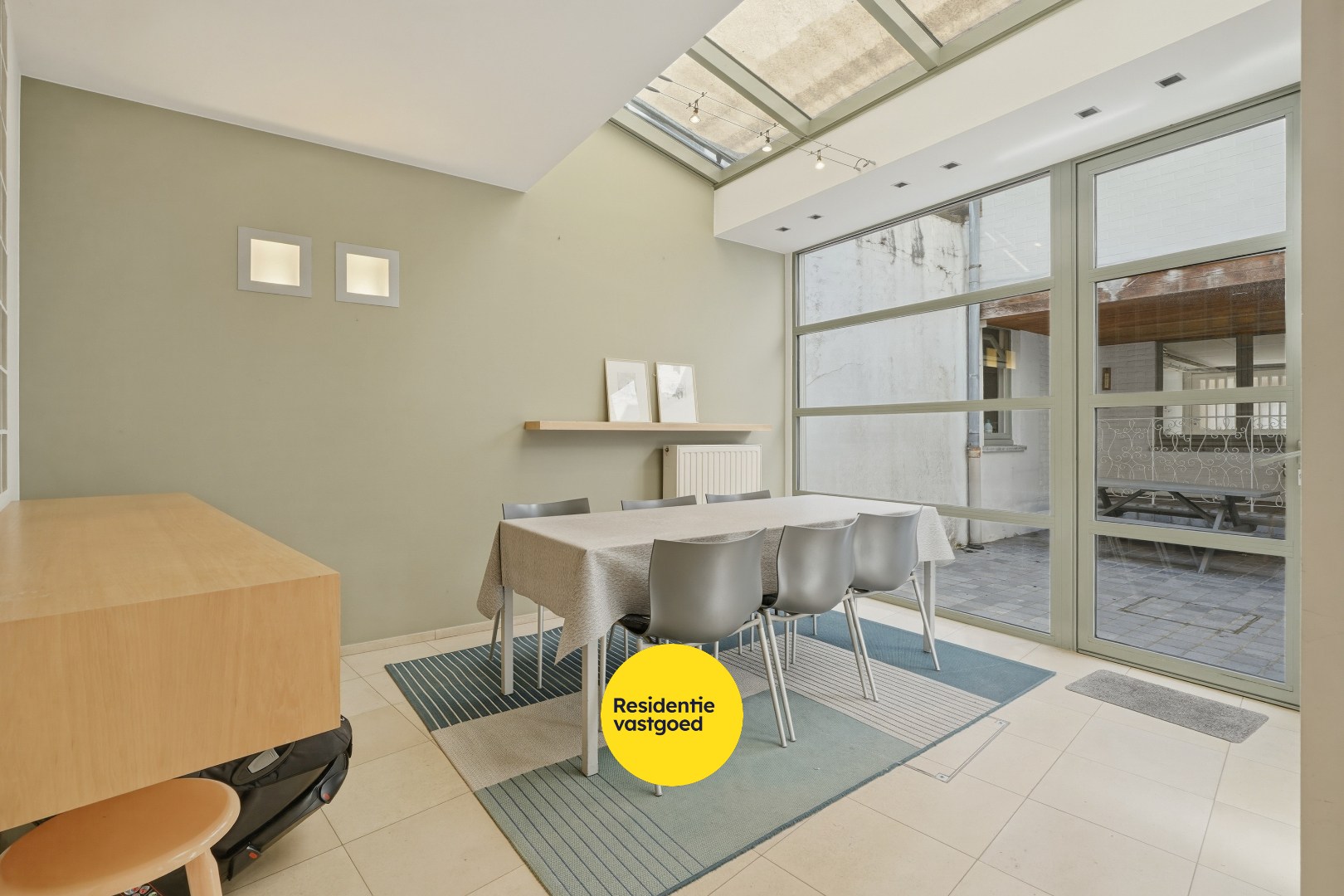 Multifunctionele woning met handelsruimte in hartje Veurne. 