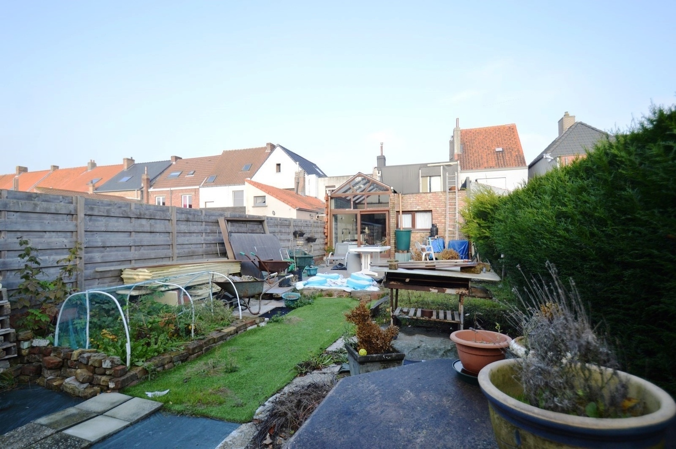 Verder te te renoveren gezinswoning met grote tuin - Lissewege 