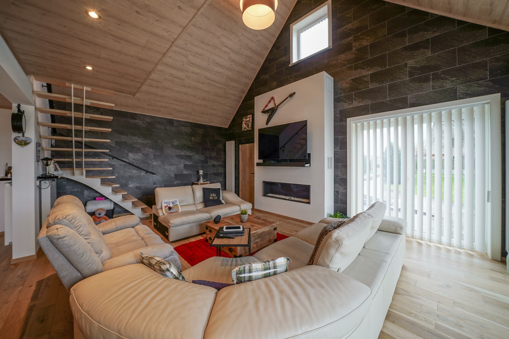 Alleenstaande woning op ruim perceel met vernieuwd woongedeelte en loods (80 m²) 