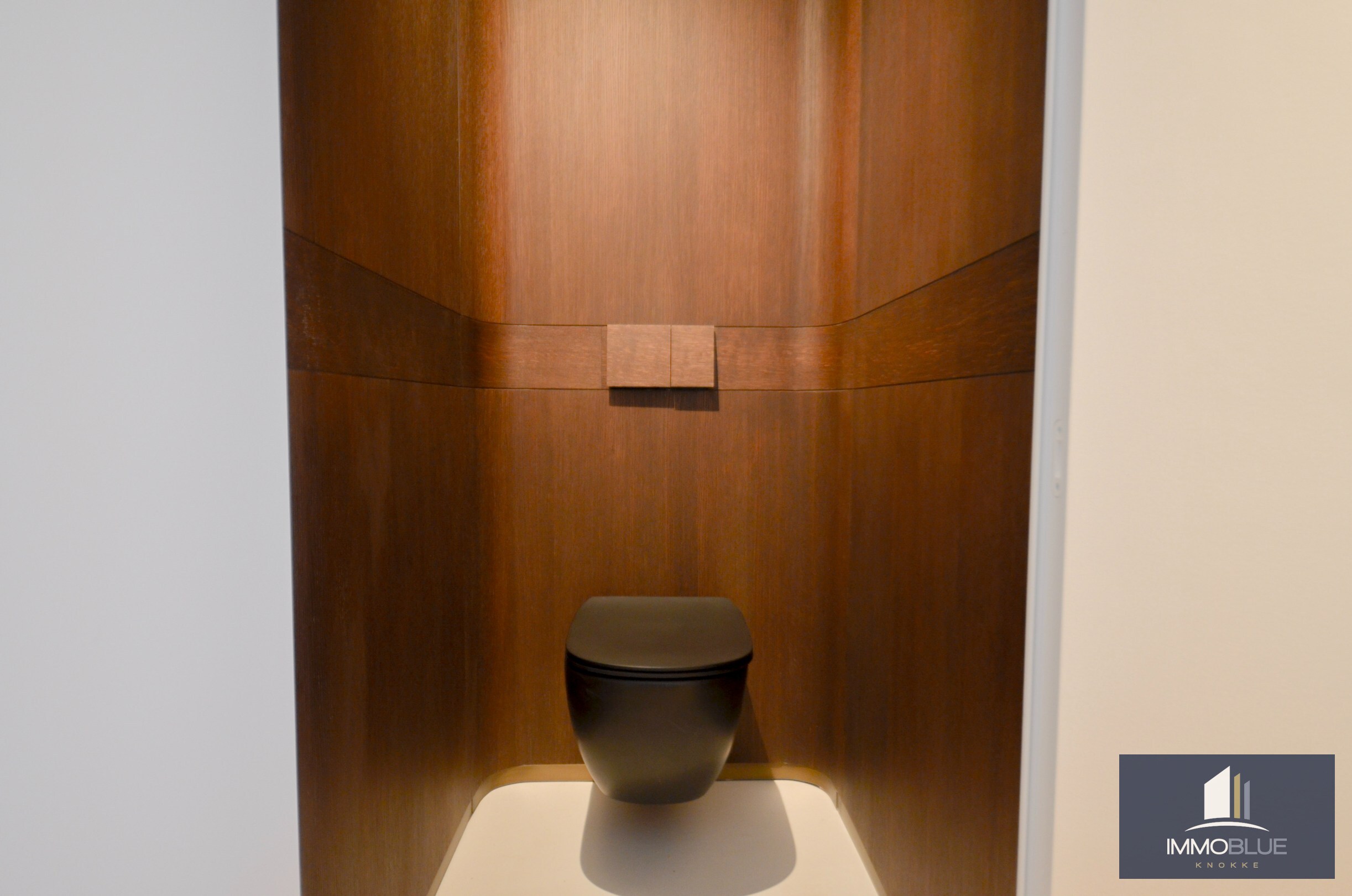 Uitzonderlijk gerenoveerd appartement met frontaal zeezicht in het Zoute. 