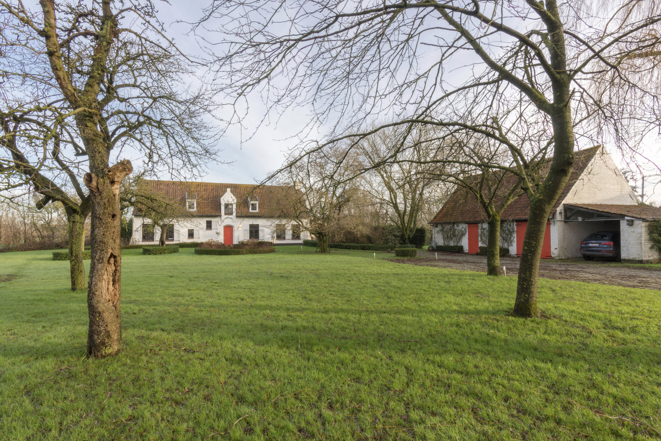 Idyllisch gelegen hoeve-villa met schuur 