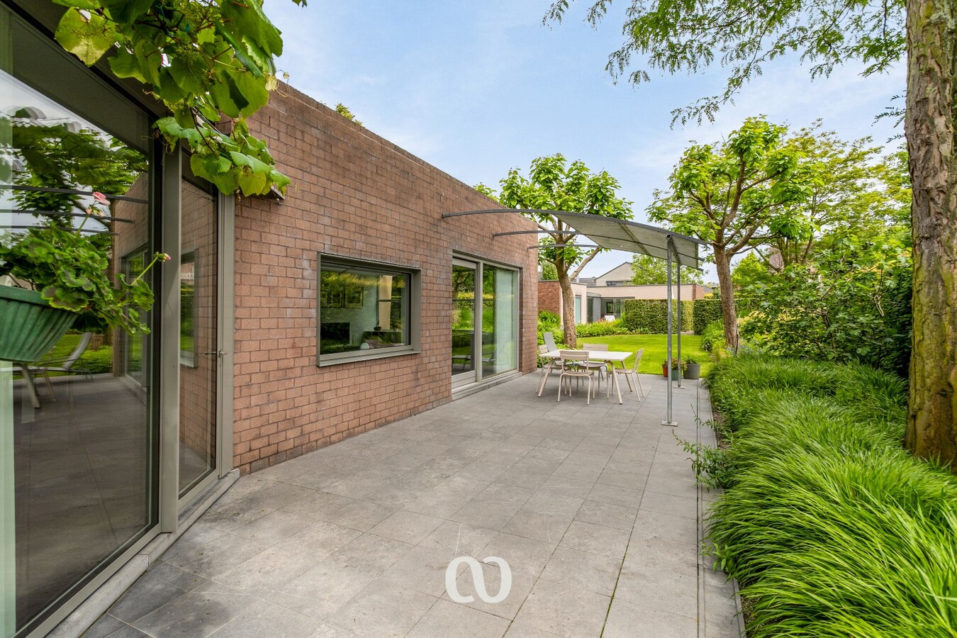 Ruime woning met prachtige tuin en bijgebouw te koop in Oudenaarde 