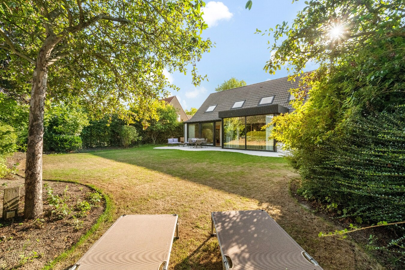 Exclusief gerenoveerde villa in een rustige doodlopende straat nabij het centrum van Knokke 