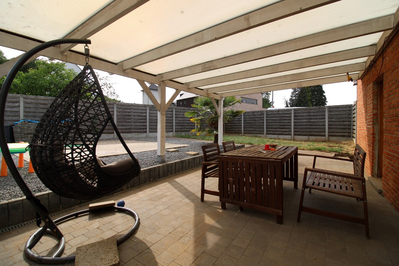 Gerenoveerde open bebouwing met gezellige tuin en garage 