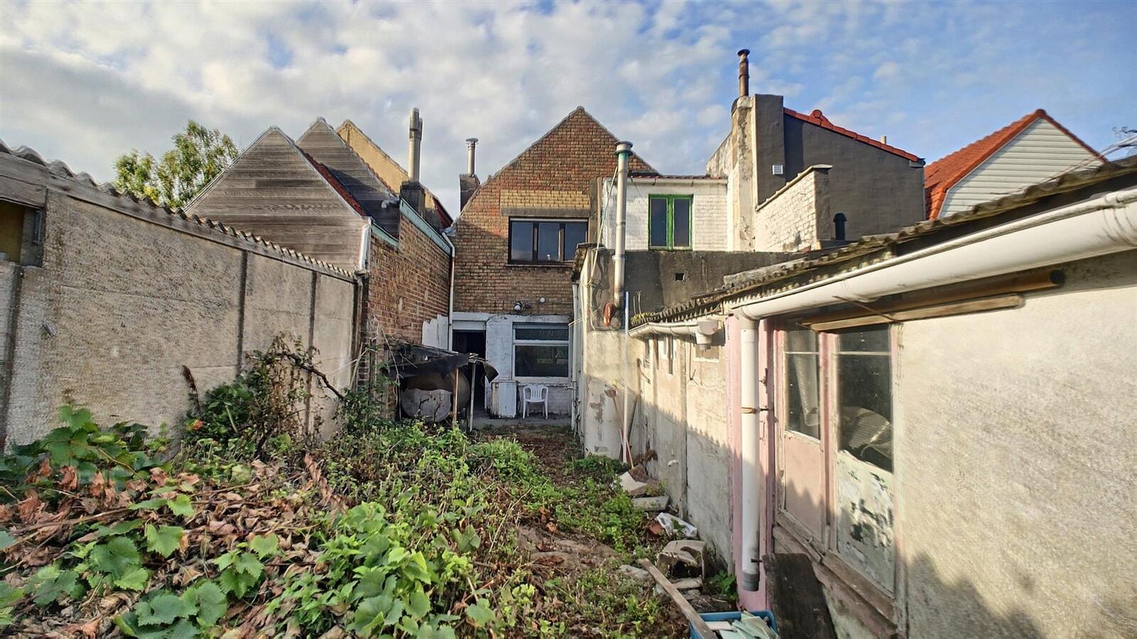 Volledig te renoveren rijwoning op mooi perceel grond - Knokke 