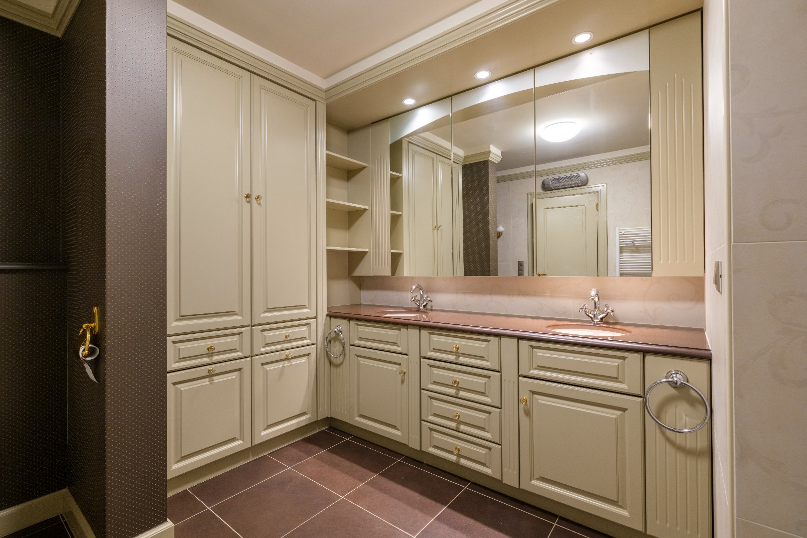 Luxe badkamer met inloopdouche en enkele lavabo in fraai badkamermeubel 