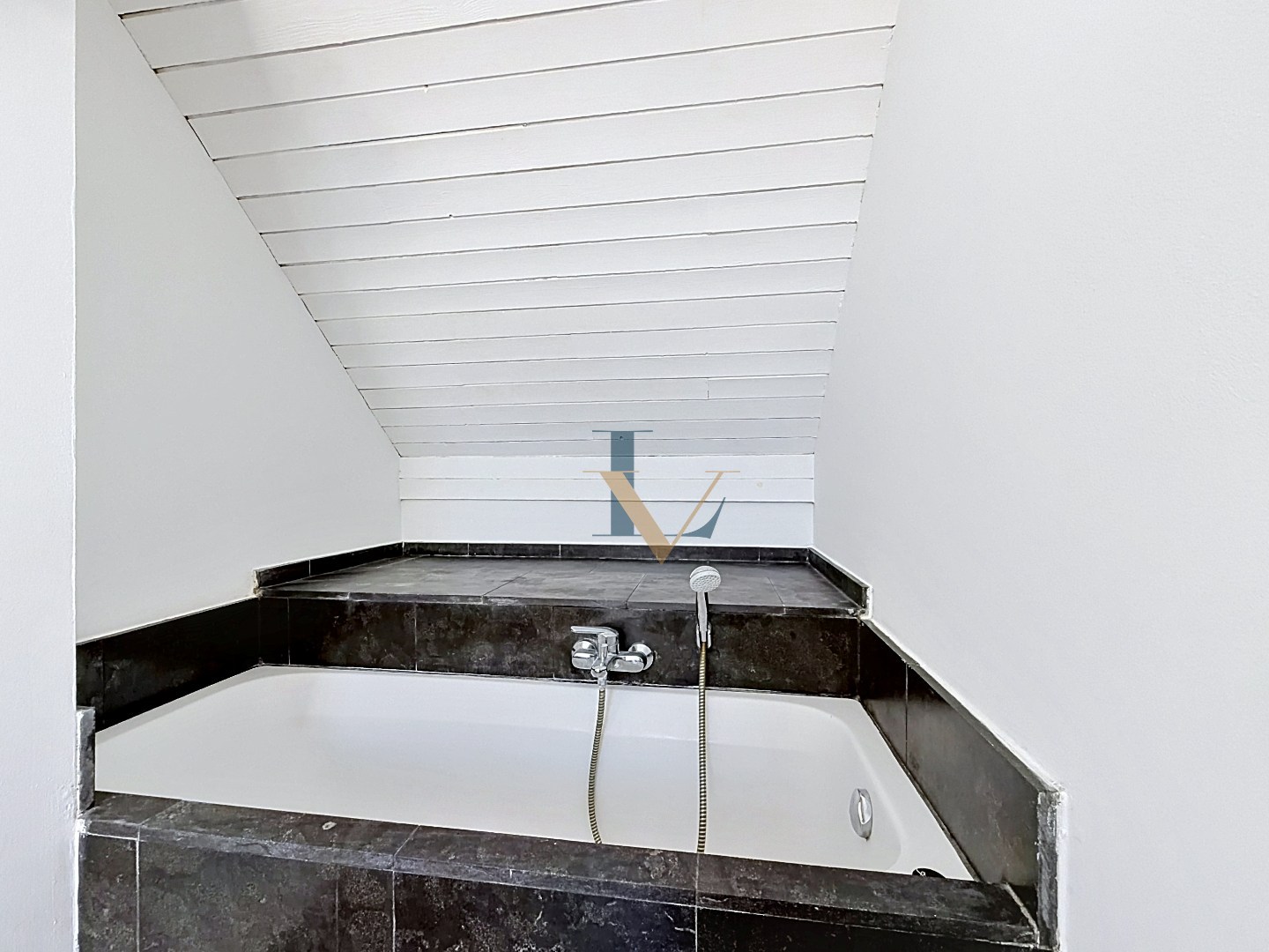 Instapklaar duplex appartement met 2 slpk. en 2 bdks. en mooi terras. 