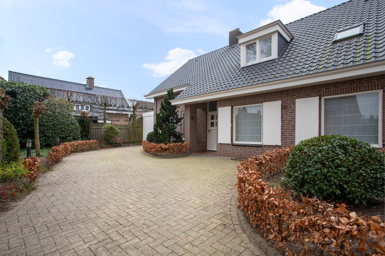 Vrijstaande woning, type landhuis met garage, carport, zwembad en 731 m2 grond. 